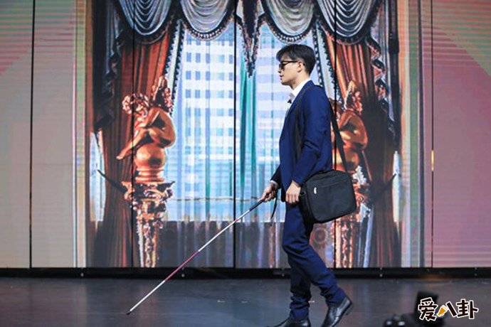 佟大为请演员就位舞台照