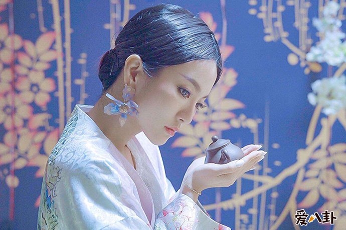 胡灵整容的原因