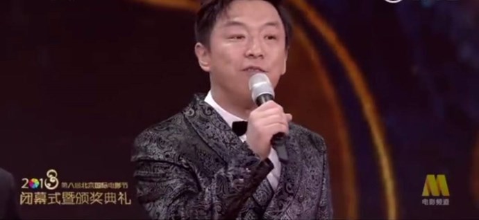 黄渤颁奖典礼念错佟丽娅名字现场