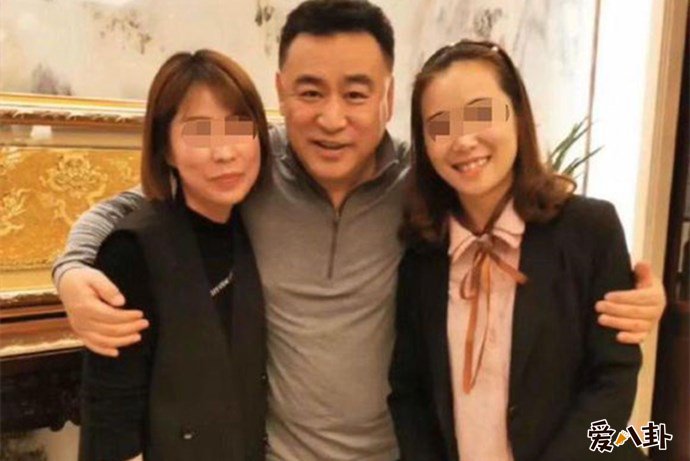与粉丝亲切合影的央视名嘴张宏民
