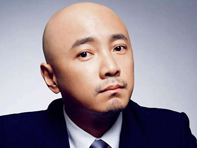 徐峥揪张子枫辫子 网友评论惹爆笑徐峥为什么会光头？