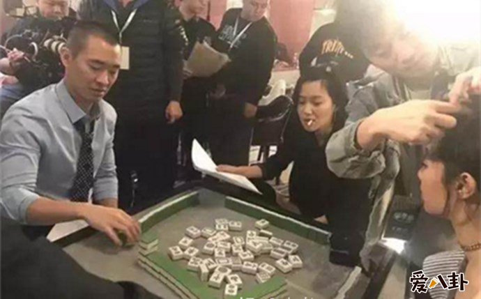 黄立行与徐静蕾在片场打麻将