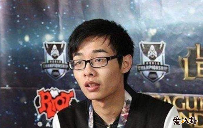 冯卓君外号卷毛