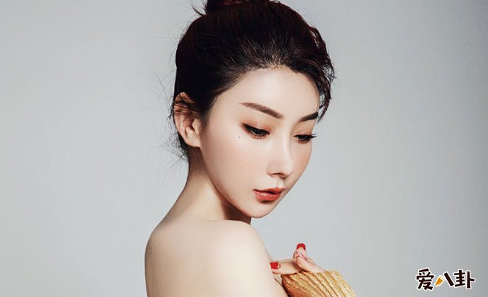 侯伊荻是混血儿吗