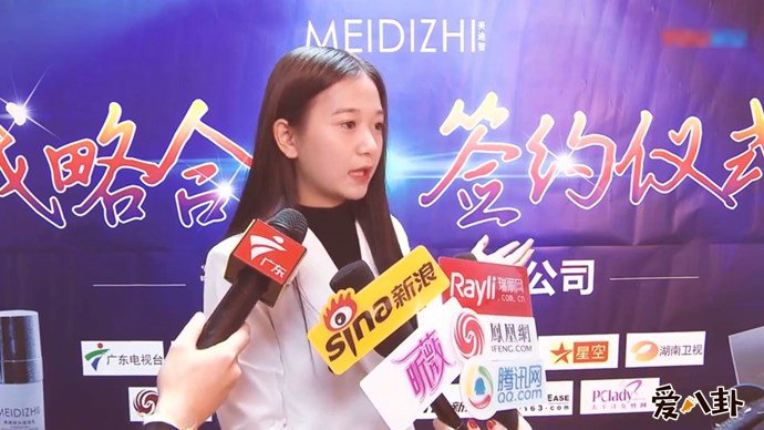 接受媒体采访的抖音网红美迪智董事长张曼如