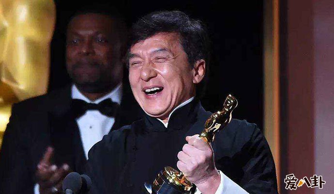 成龙右耳失聪好了吗