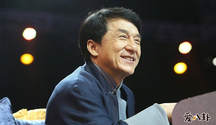 成龙拍戏致右耳失聪