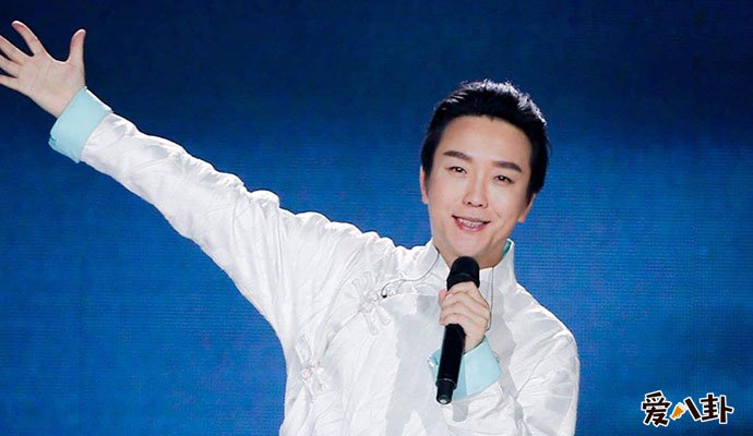 李玉刚摔倒
