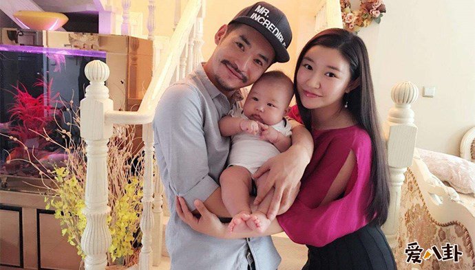 文松与妻子刘美钰一家合照