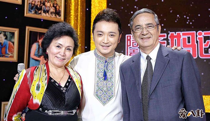 尼格买提与父母合照