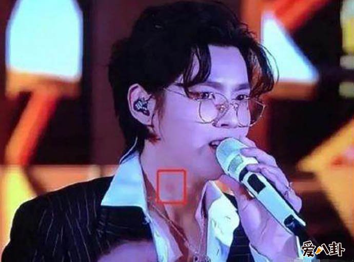 吴亦凡脖子起红点是怎么回事