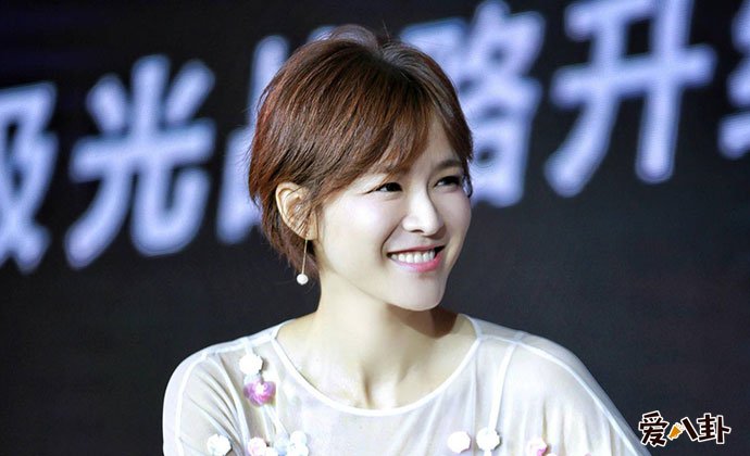 主持人李艾