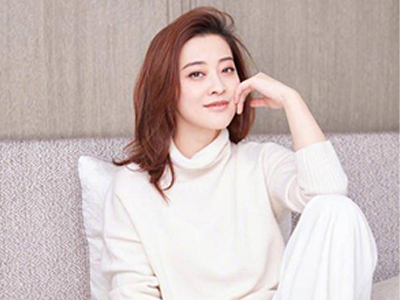 梅婷脚踩飞机显示屏遭群嘲 发文道歉再次引网友争论梅婷说了什