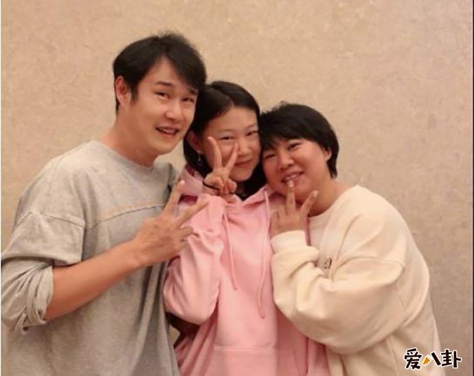 小沈阳晒一家三口全家福