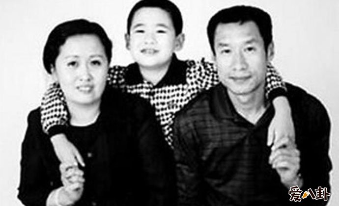 刘佩琦一家三口旧照
