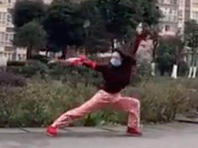 穿睡裤提剑丢垃圾视频走红 女主人公是谁竟然还有门派