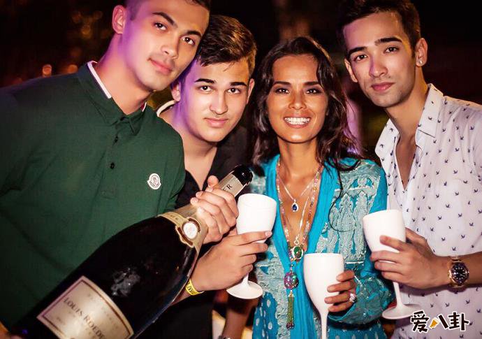 韦唯与三个儿子
