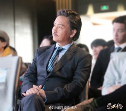 谢君豪烧伤前后对比 片场起火为救剧中“女儿”被烧伤