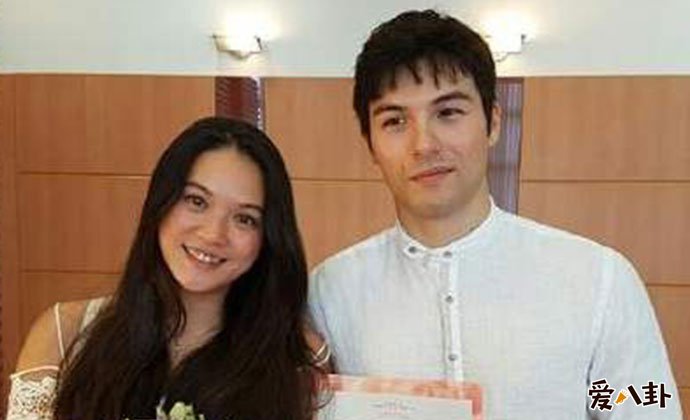 凤小岳与老婆洪喆君