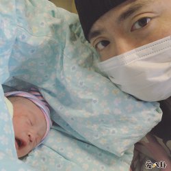 jonyj老婆叫什么 肖佳正式升级当爸晒与女儿合照
