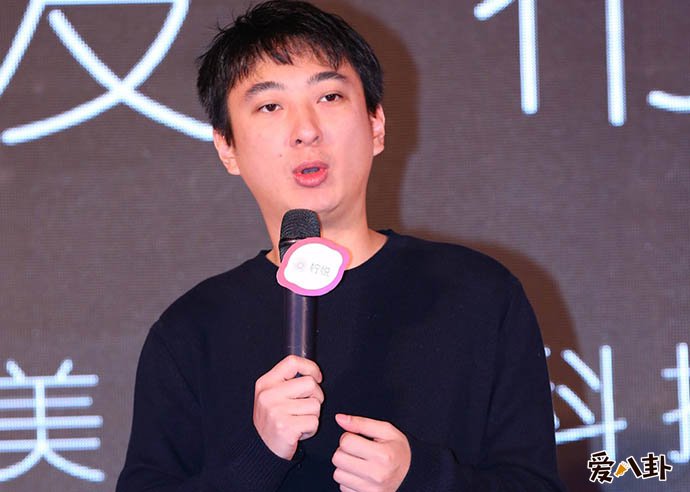 王思聪不戴口罩逛街