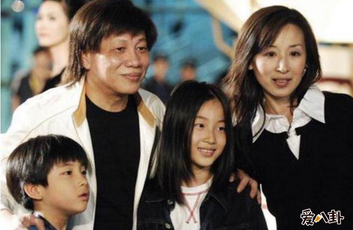 梁小龙一家四口