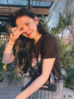 章若楠是哪个公司的艺人 素颜撞脸吴倩与带妆相差很大