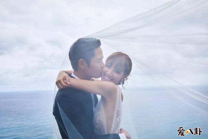 郑嘉颖带妻儿外出