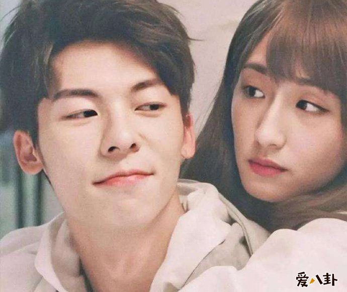 李子维黄雨萱一起看伍佰演唱会
