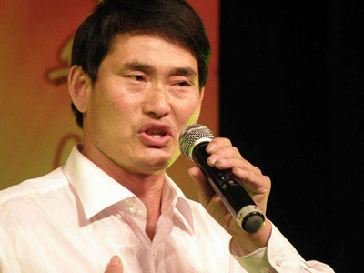 大衣哥被踹门 网络账号话狠回应被扒非本人朱之文为何叫大衣哥