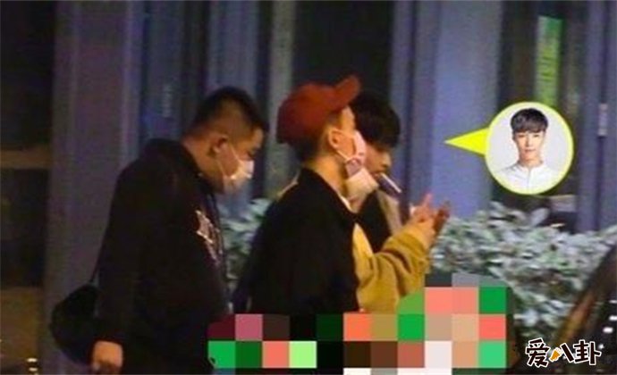 张艺兴抽烟照片