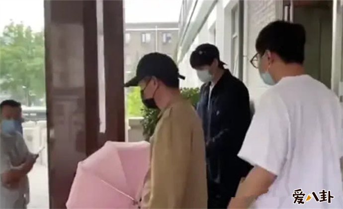 唐艺昕产女出院