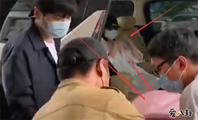 张若昀推粉色婴儿车