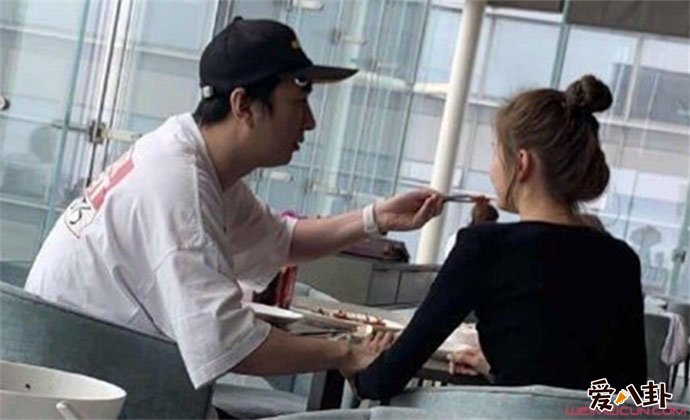 王思聪给新女友喂食