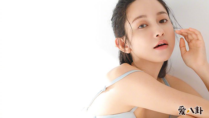 张大奕晒婚纱照