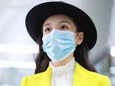 吴倩机场造型被嘲土哭了 吴倩这造型一般人还真hold不住
