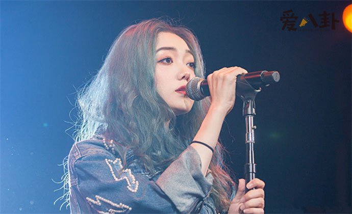 希林娜依高家里很有钱吗