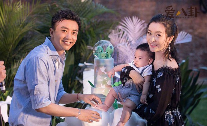 李佳航李晟一家三口照片