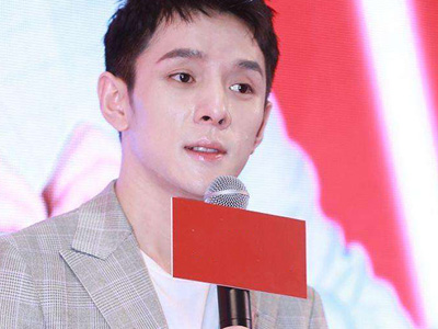 李佳琦小助理回来了 两人同框竟是因为它网友称有离异父母的即