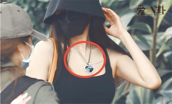 杨幂戴海洋之心