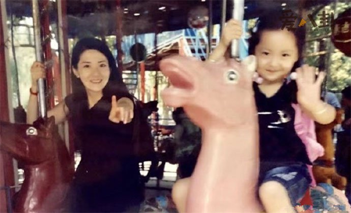 王艺瑾小时候与妈妈