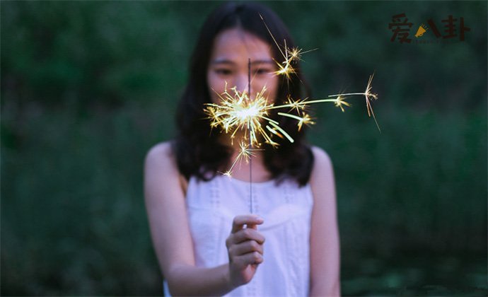 郁欢翻唱烟火里的尘埃