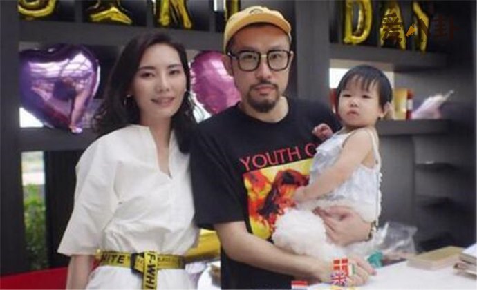 郑年均热狗一家三口