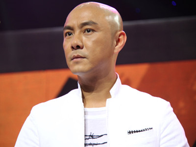 张卫健为什么打王伯昭 因一张化妆师椅子起冲突在戏中故意伤人