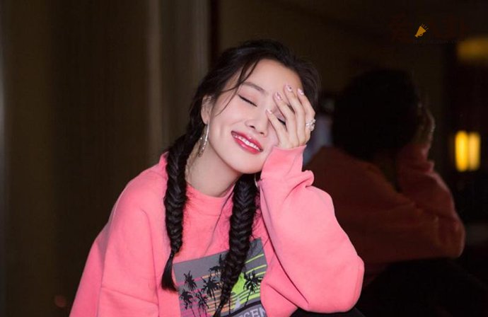 李小璐撞脸助理李桃