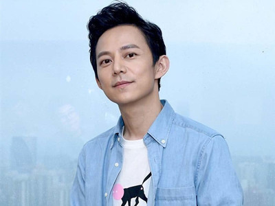 何炅弯腰给新人让镜头 摄像做了什么被网友吐槽？