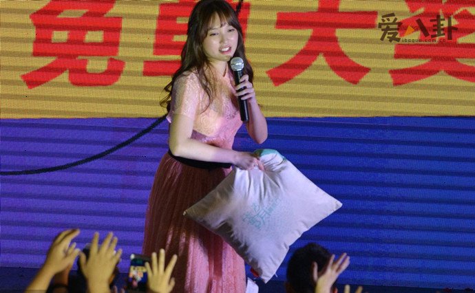 金莎路边商演