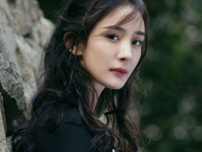杨幂当众挖鼻孔 多次拍抠鼻孔被称作女神的她为何频频做这样的