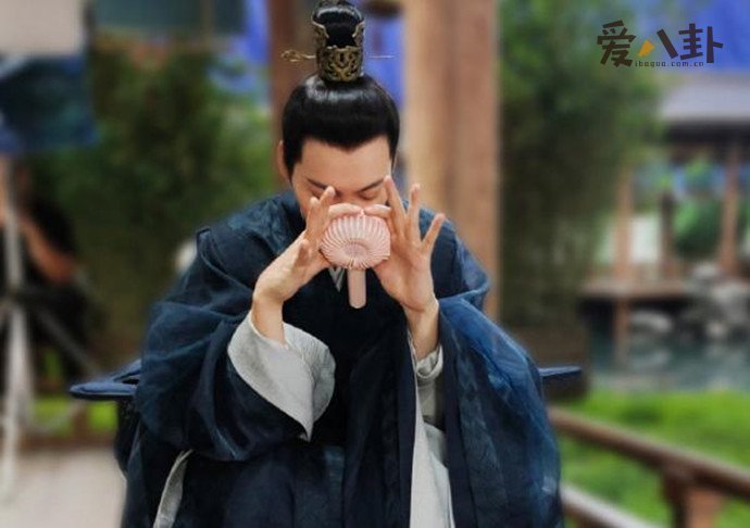 杨幂为陈伟霆拍照