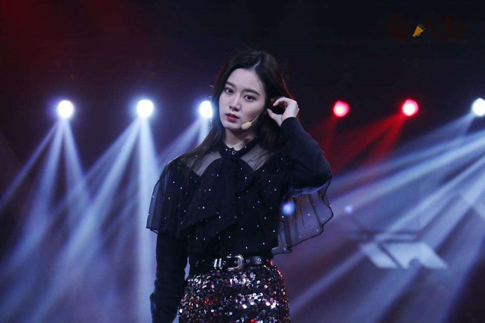 黄子韬徐艺洋暧昧互动引发网友围观